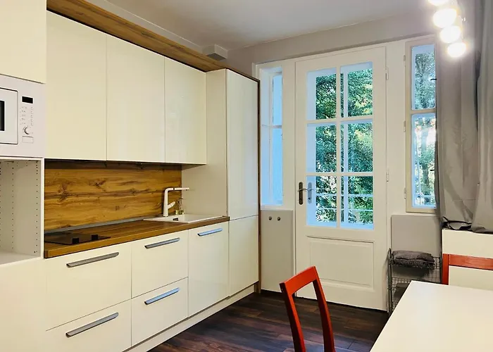 Timeless Old Centre With 2 Bathrooms And Balcony *