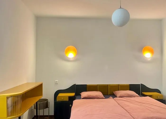 Timeless Old Centre With 2 Bathrooms And Balcony * Pozsony